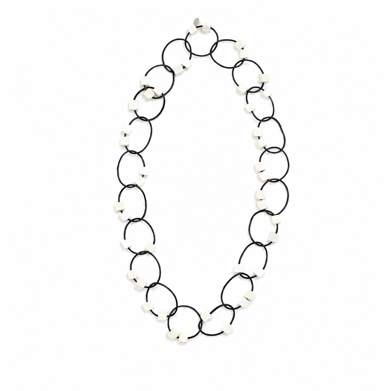 Ivory Beaded Loop Necklace قلب لون أبيض و أسود