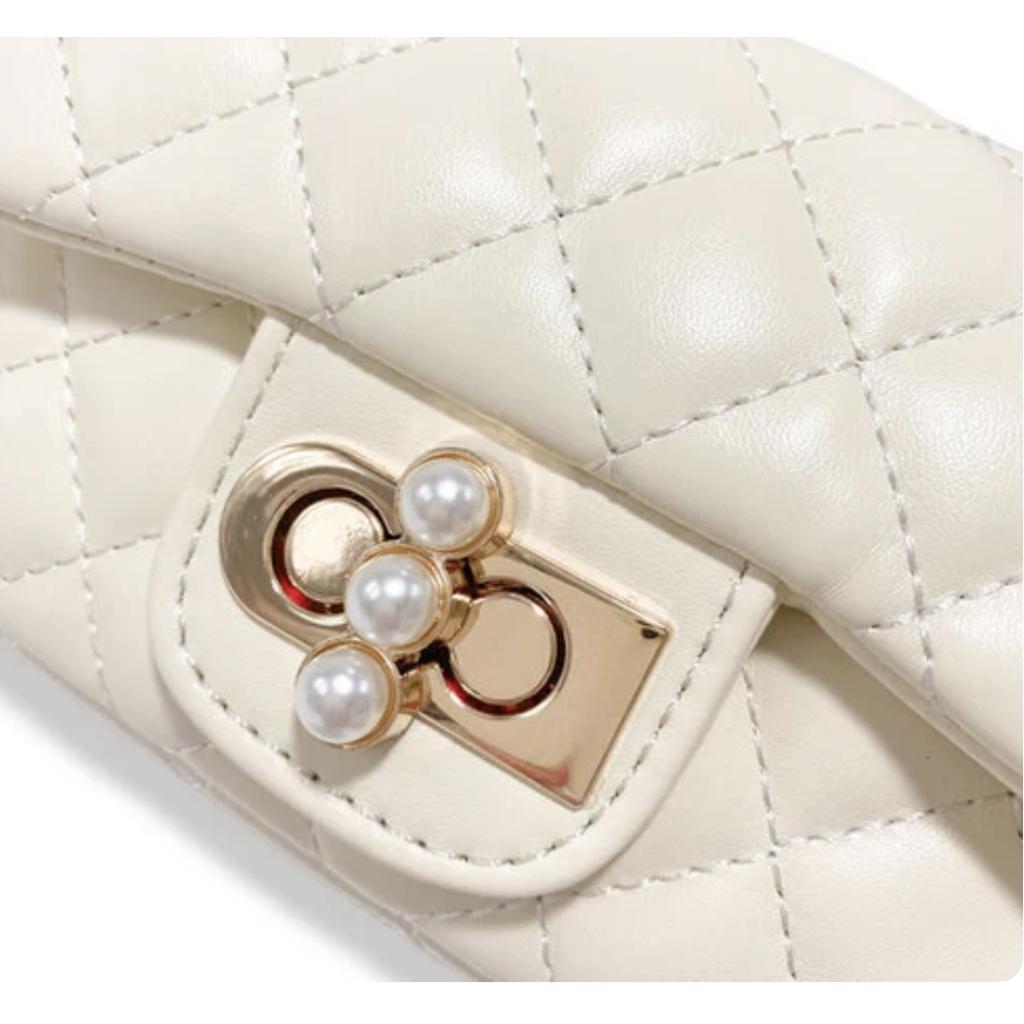 Cream Quilted Leather w/Pearl حقيبة لون أبيض